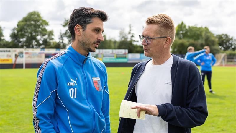 Die Fußballer haben die Opfer der Gewalttat in Stade nicht vergessen Trainerkollegen unter sich: D/A-Coach Oliver Ioannou (links) und Björn Stobbe, der im Ligaalltag Hedendorf trainiert und am Samstag das Team TAGEBLATT betreute.