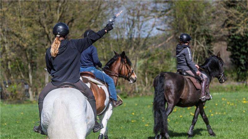 Training für Pferde der Karl-May-Spiele: Reiterinnen feuern mit Schreckschuss-Revolvern, damit die Tiere sich an das Geräusch gewöhnen.