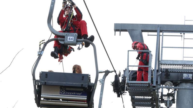 Training  für den Notfall - Mitglieder der DRK Bergwacht Sachsen üben an einem Skilift die Evakuierung von Personen.