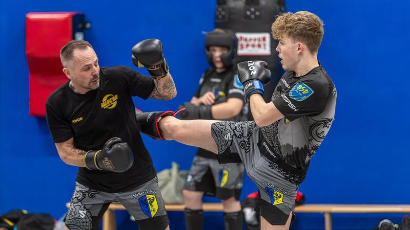 Training im Kraftwerk: Jens Uhlmann (links) und sein Sohn Tjalf bereiten sich beim Sparring auf das nächste Turnier vor.