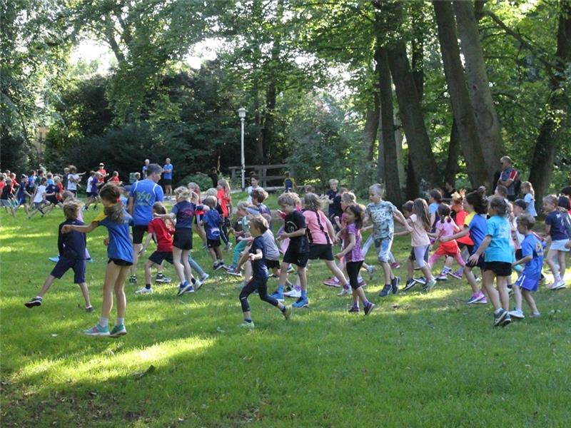 Training im Stadtpark: Hier sollen die Kinder seitwärts laufen. Foto: Bröhan