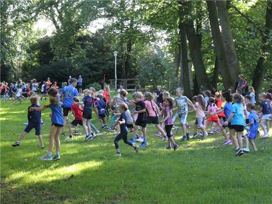 Training im Stadtpark: Hier sollen die Kinder seitwärts laufen. Foto: Bröhan