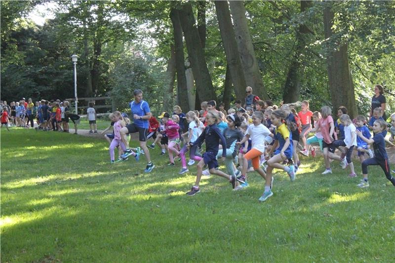 Training im Stadtpark: Olaf Voss macht die Tippelschritte vor. Foto Bröhan