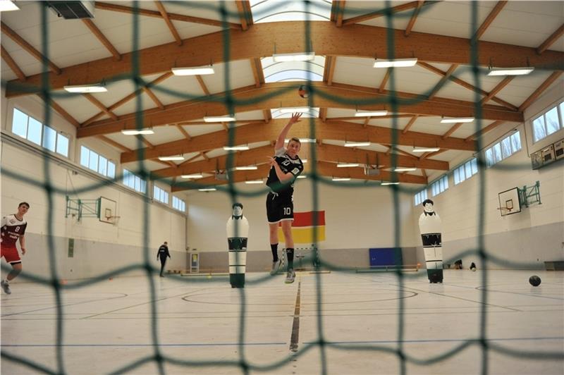 Training in Zweiergruppen: Jonas Gerkens (links) und Ole Hagedorn in der vereinseigenen Sporthalle des VfL Horneburg. Fotos: Scholz