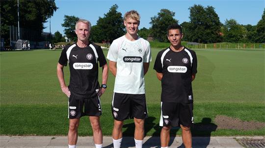 Trainingsauftakt des FC St. Pauli: Trainer Marcel Rapp (r,), Co-Trainer Jens Schuster (l) und Neuzugang Sam Klein (M).