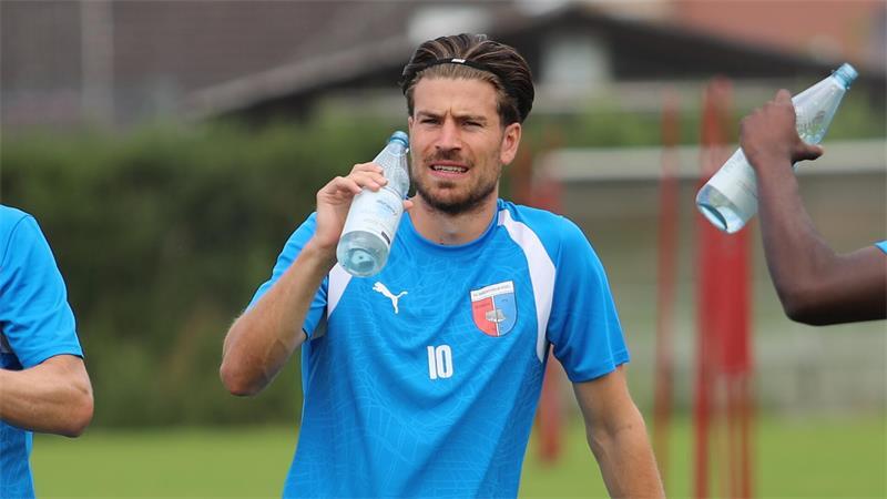Trainingslager bei D/A: Christopher Schepp nimmt einen Schluck aus der Wasserflasche.