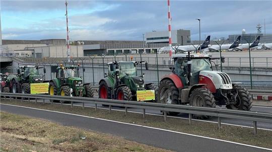 Traktoren am Flughafen Frankfurt.