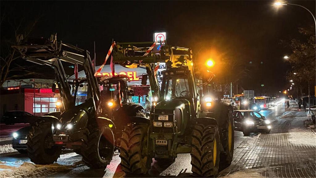 Traktoren belegen zwei Fahrspuren.