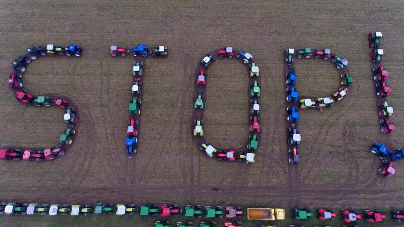 Traktoren bilden bei einer Protestaktion von französsichen Landwirten das Wort „STOP“.