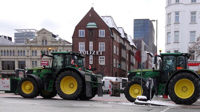 Bauern-Proteste in Hamburg und Schleswig-Holstein Traktoren fahren auf der Reeperbahn während einer Sternfahrt im Rahmen der Aktionswoche des Bauernverbands an der Davidwache vorbei.