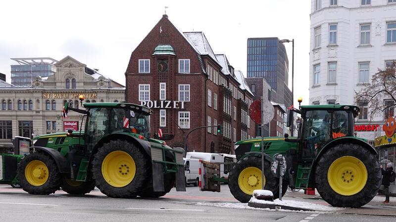 Weitere Kolonnenfahrten am Donnerstag nach Hamburg Traktoren fahren auf der Reeperbahn während einer Sternfahrt im Rahmen der Aktionswoche des Bauernverbands an der Davidwache vorbei.