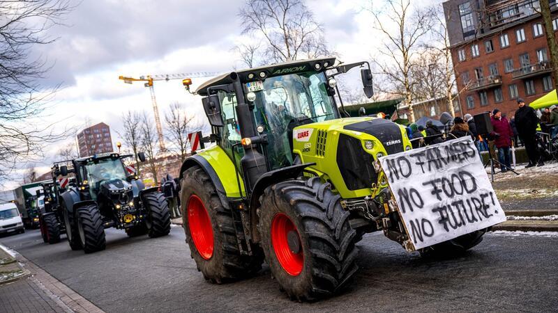 Traktoren fahren durch die Bremer Überseestadt bei einer Demonstration von Bauern.