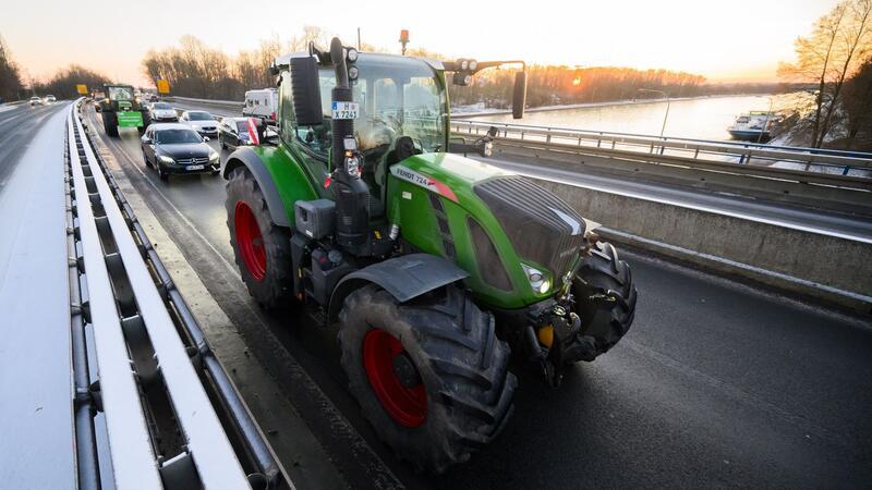 Traktoren fahren in Schritttempo über die Bundesstraße B65 zwischen Sehnde und Hannover und bremsen den Verkehr aus.