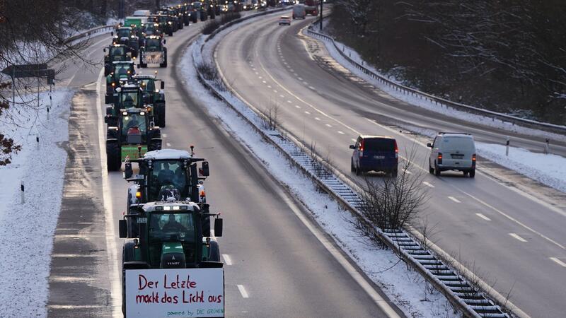 Großes Verkehrschaos durch Trecker bleibt in Hamburg aus Traktoren fahren während einer Sternfahrt im Rahmen der Aktionswoche des Bauernverbands auf der Bundesstraße B5 in Richtung Hamburger Innenstadt.