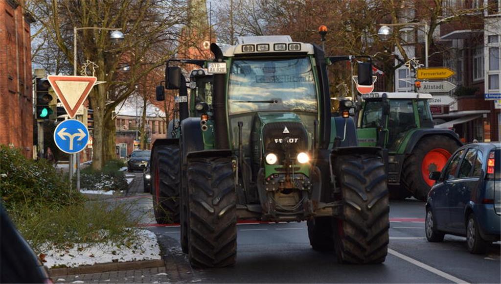 Traktoren rollen durch Buxtehude.