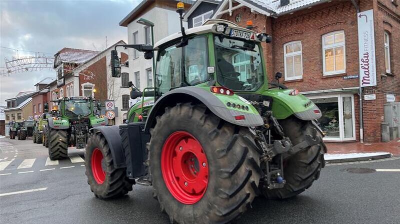 Bauernproteste gehen weiter: Trecker rollen heute nach Stade Traktoren rollen durch Harsefeld (Archivbild)