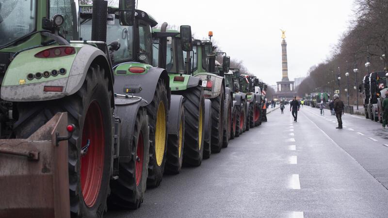 Finale der Bauernproteste: Tausende Bauern und Traktoren vor dem Brandenburger Tor Traktoren sind auf der Straße des 17. Juni unweit des Brandenburger Tores zu sehen.