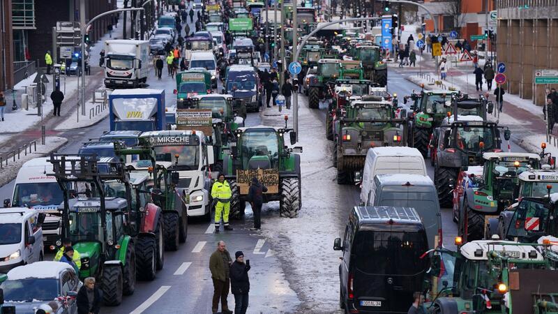Traktoren stehen nach einer Sternfahrt im Rahmen der Aktionswoche des Bauernverbands in der Innenstadt.