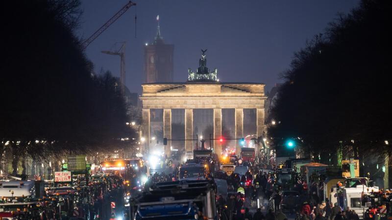 Landwirte protestieren: Aldi-Blockade im Stader Nachbarkreis ist beendet Traktoren stehen vor der angekündigten Großdemonstration des Deutschen Bauernverbandes am Brandenburger Tor auf der Straße des 17. Juni.