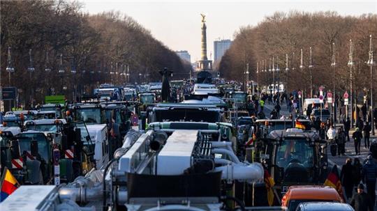 Traktoren und Lastwagen auf der Straße des 17. Juni in Berlin vor der Kulisse der Siegessäule.