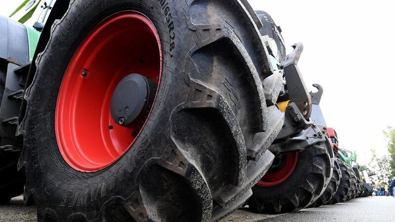 Bauernprotest während Steinmeier-Besuch in Bremen Traktoren von demonstrierenden Landwirten stehen am Treffpunkt einer Sternfahrt.