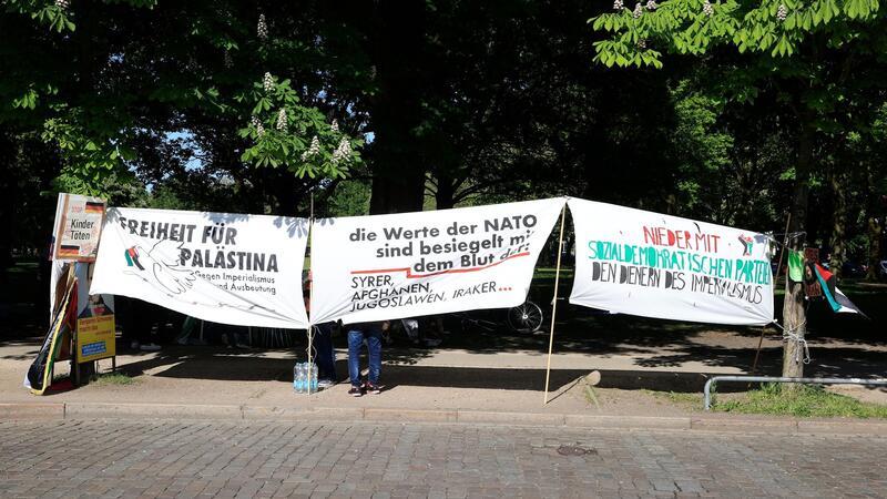 Propalästinensische Mahnwache verlängert Transparente stehen am Theodor-Heuss-Platz.
