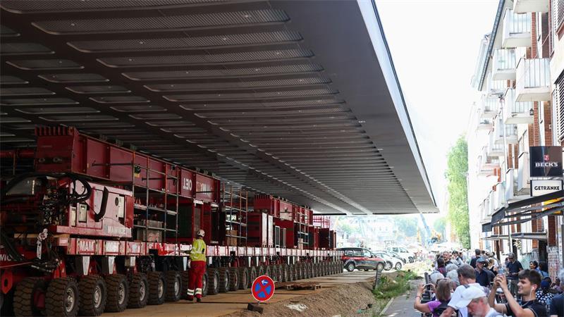 Transport der neuen Sternbrücke