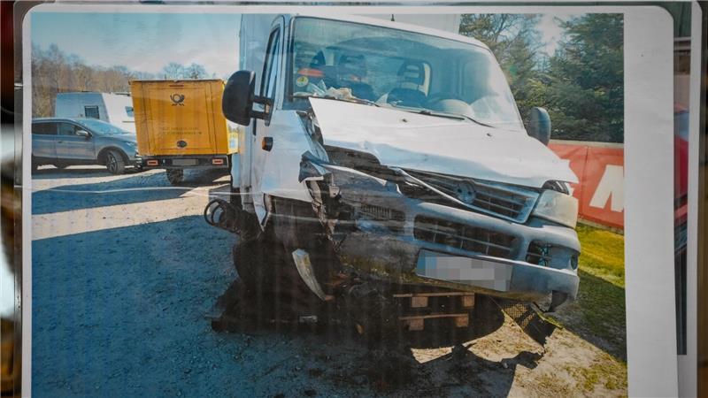 Transporter gegen Lamborghini: Gärtner Uwe Ablaß ist bei einem dramatischen Verkehrsunfall glimpflich davon gekommen.