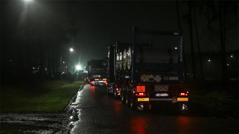 Was hinter der umstrittenen Atomkooperation in Lingen steckt Transportfahrzeuge mit Uran kamen im Jahr 2024 in der Nacht in der Brennelementefabrik von ANF an. (Archivbild)
