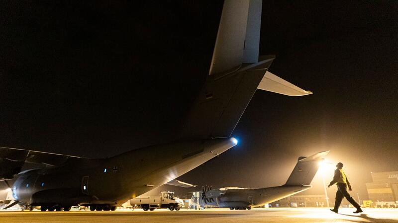 Transportflugzeuge der Bundeswehr auf dem Gelände des Fliegerhorsts Wunstorf.