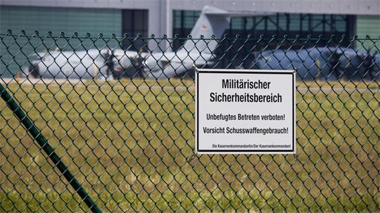 Transportflugzeuge vom Typ Airbus A400M stehen auf dem Fliegerhorst Wunstorf. Deutschland bietet Venezuela Unterstützung an.