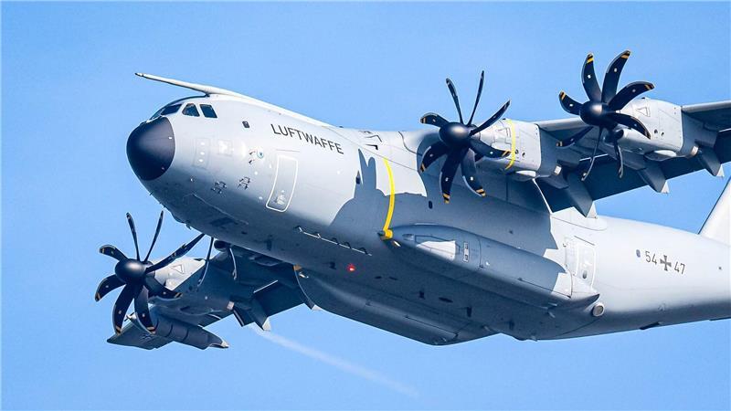 Deutsche Hilfsflüge für Gazastreifen haben begonnen Transportflugzeuge wie dieses werfen die Hilfsgüter ab. (Archivbild)