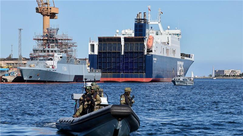 Bundeswehr übt für den Ernstfall - „Wir werden getestet“ Transportschiff „Ark Germania“ mit schwerem Militärgerät kurz vor dem Auslaufen nach Litauen.