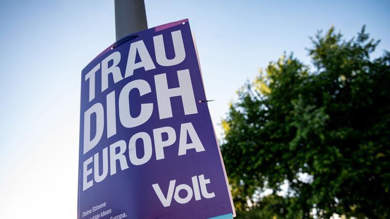 Jung und für Europa: Das steckt hinter Volt „Trau dich Europa“: Ein Wahlplakat der Partei „Volt“.
