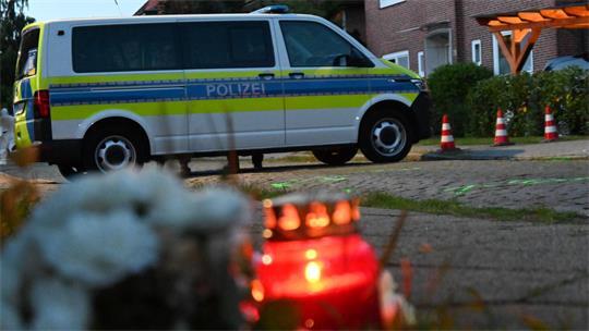 Trauer: Blick auf den abgesperrten Tatort in der Stader Dankersstraße am Abend des 29. Juni.