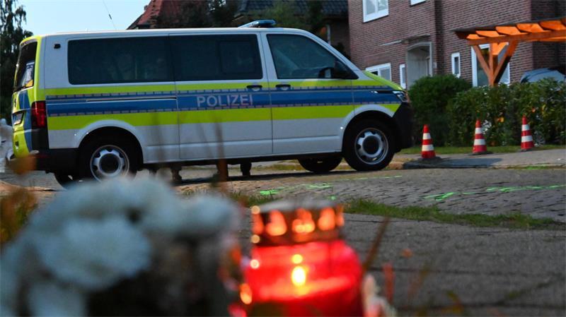 Mutmaßlicher Todesschütze hielt sich unerlaubt in Deutschland auf Trauer: Blick auf den abgesperrten Tatort in der Stader Dankersstraße am Abend des 29. Juni.