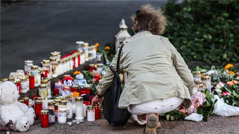 Unfall mit toten Kindern: Ermittlungen gegen Autofahrerin Trauer am Unfallort nach dem schweren Unfall mit zwei toten Kindern