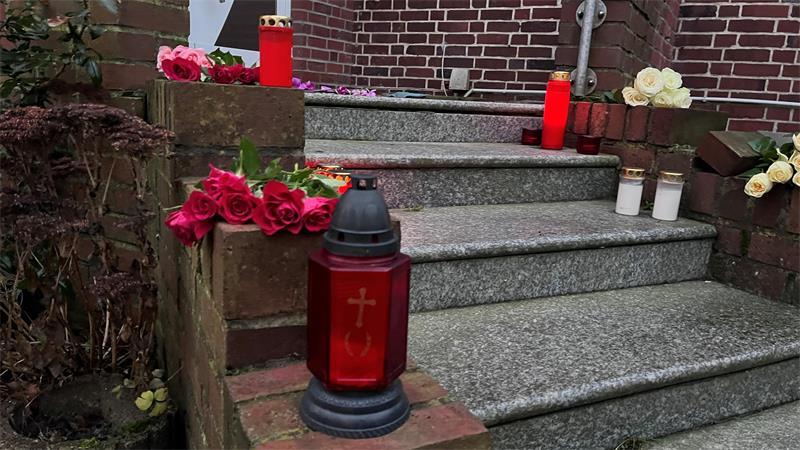 Trauer in Apensen im Dezember 2025: Eine Frau wurde von ihrem Ehemann in ihrer Wohnung an der Stader Straße erstochen.