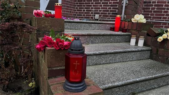 Trauer in Apensen im Dezember 2025: Eine Frau wurde von ihrem Ehemann in ihrer Wohnung an der Stader Straße erstochen.