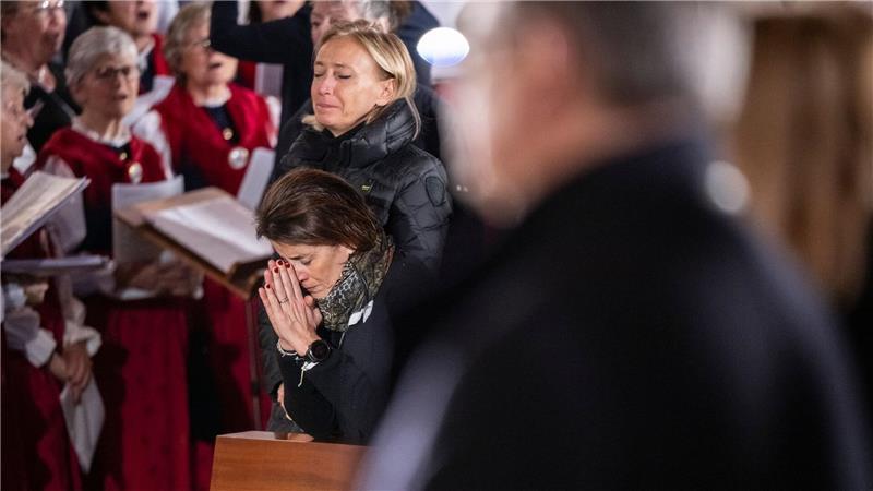 Trauer um die Opfer des Brandes in der Silvesternacht: Menschen beten während der Sonntagsmesse in der katholischen Kapelle Saint-Christophe.