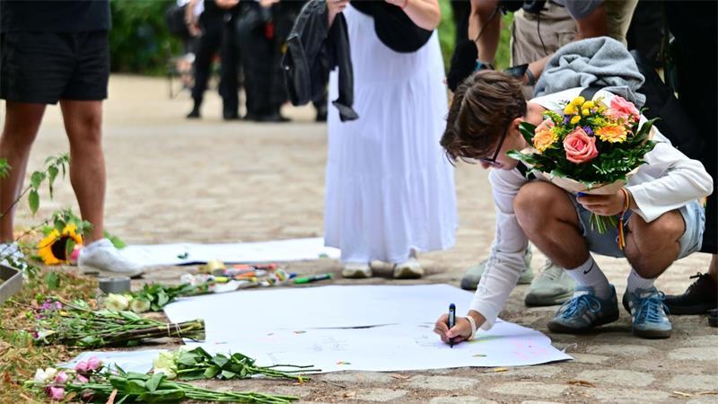 Blumen, Trauer und Rufe nach Zusammenhalt nach CSD-Anschlag Trauer und Tränen in Berlin nach dem Anschlag auf den CSD.