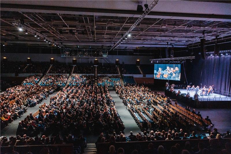Zeugen Jehovas nehmen Abschied von Opfern der Amoktat in Hamburg Trauergäste sitzen in der Alsterdorfer Sporthalle bei bei einer Gedenkveranstaltung der Zeugen Jehovas für die Opfer eine Amoklaufs. Foto: J.Z./Jehovas Zeugen in Deutschland/dpa