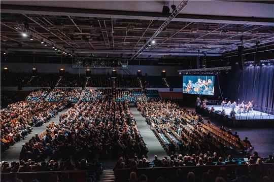 Trauergäste sitzen in der Alsterdorfer Sporthalle bei bei einer Gedenkveranstaltung der Zeugen Jehovas für die Opfer eine Amoklaufs. Foto: J.Z./Jehovas Zeugen in Deutschland/dpa