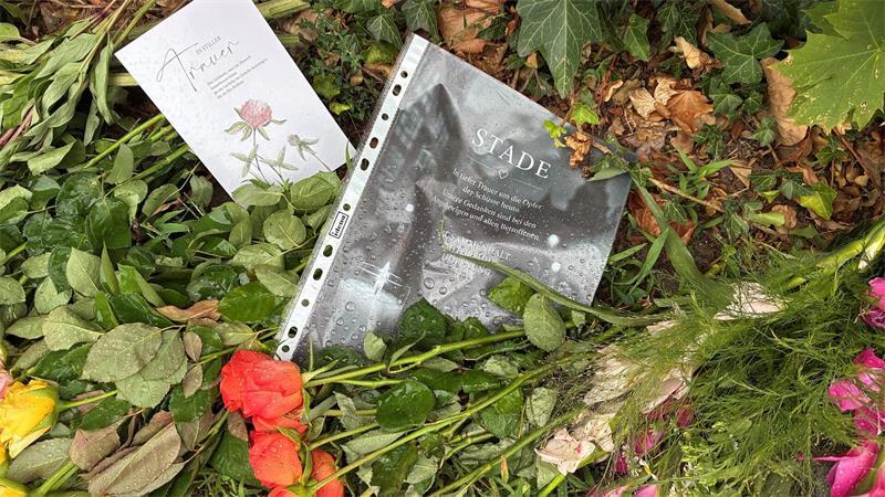 Trauerkarten liegen an einer Hecke in der Stader Dankersstraße.