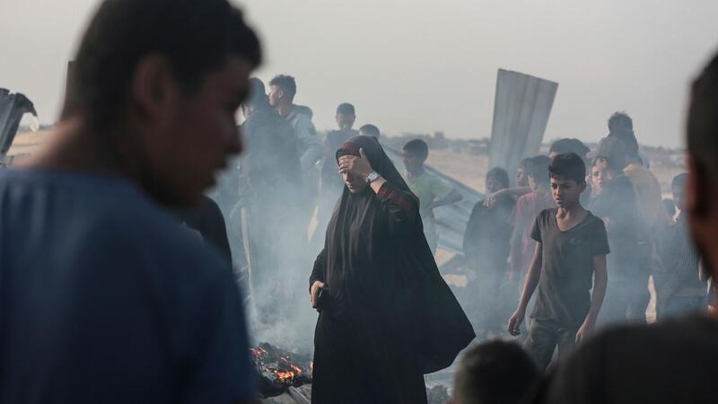 Entsetzen nach Luftangriff Israels in Rafah mit 45 Toten Trauernde Palästinenser und Palästinenserinnen am Ort der Zerstörung nach einem israelischen Luftangriff auf ein Flüchtlingslager in Rafah.