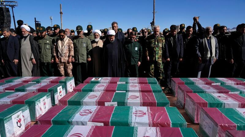 Nach Anschlag: Irans Geheimdienst meldet neun Festnahmen Trauernde beten bei einer Trauerzeremonie für die Anschlagsopfer im Iran.