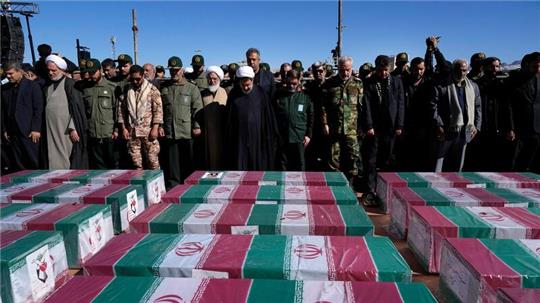 Trauernde beten bei einer Trauerzeremonie für die Anschlagsopfer im Iran.