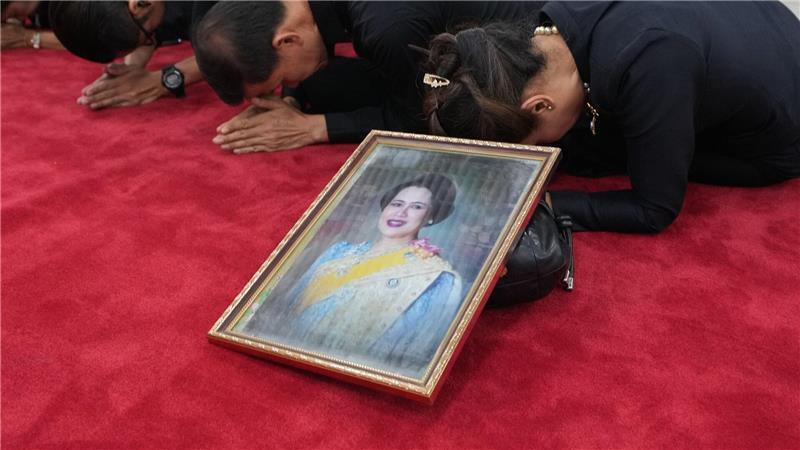 Bilder des Tages Trauernde beten in Bangkok mit einem Porträt der Königinmutter Sirikit.