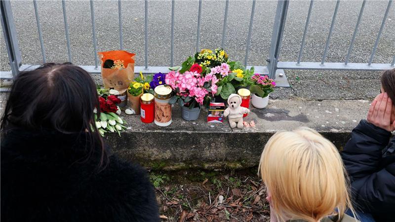 Trauernde haben sie dort niedergelegt.