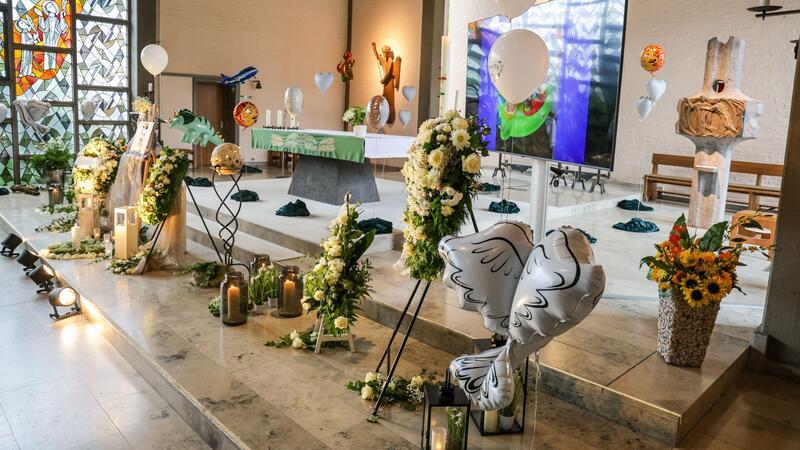 Trauernde konnten in der geschmückten örtlichen Kirche Abschied nehmen.